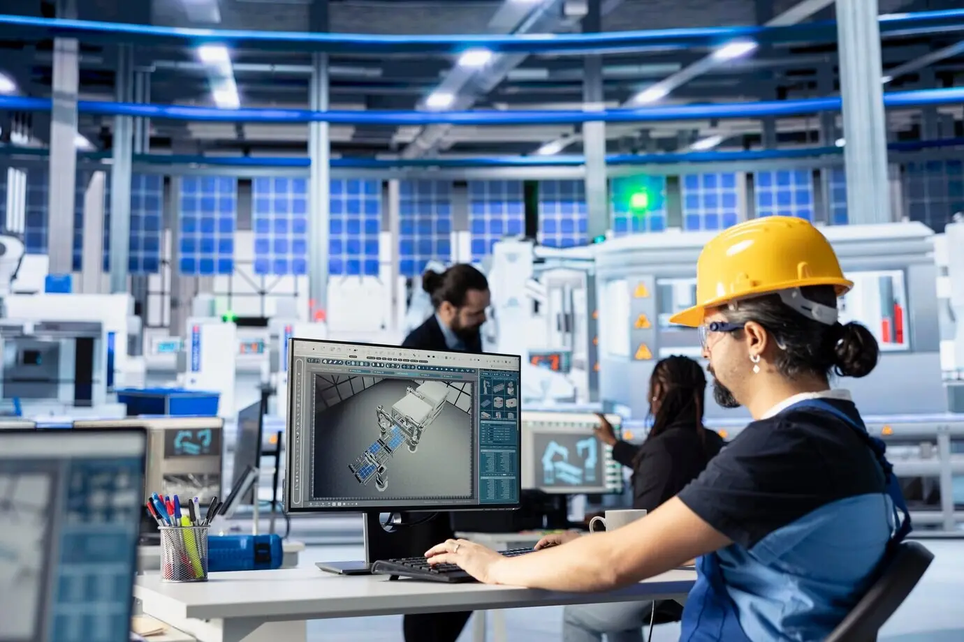 Fachkraft einer Solaranlage identifiziert mithilfe eines PCs potenzielle Systemfehler.