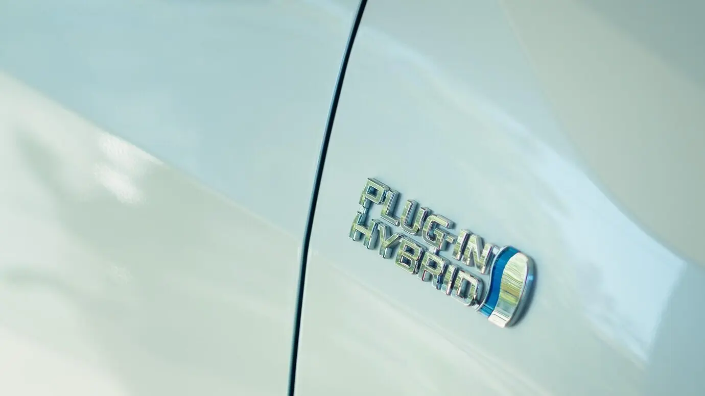 Plug-in-Hybrid-Elektrofahrzeug, das einen Elektromotor mit einem Verbrennungsmotor kombiniert.