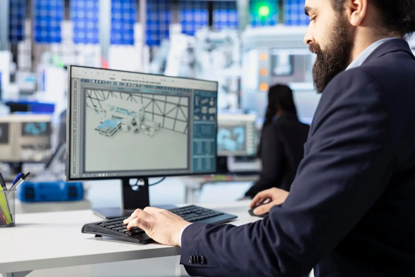 Nahaufnahme eines Experten einer Solaranlage bei der Identifizierung potenzieller Systemausfälle.